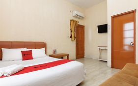 Reddoorz Near Cipinang Indah Mall
